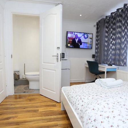 Fabulous Room With En-Suite Bathroom And Shared Kitchen Thamesmead  Exteriér fotografie